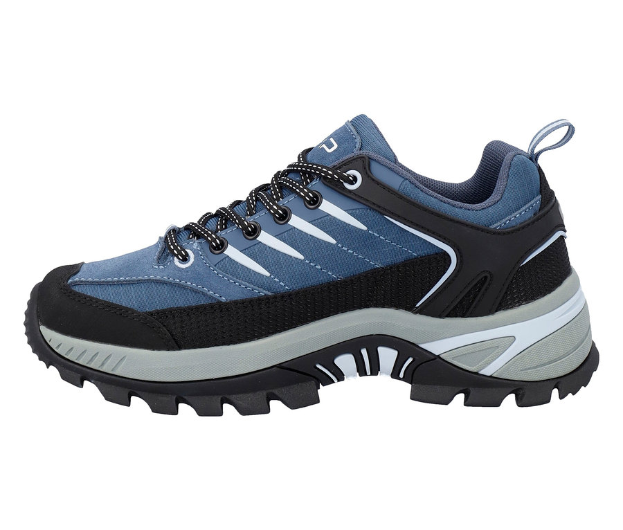 Kék túracipő fekete fűzővel, fekete orr-résszel és szürke talppal.