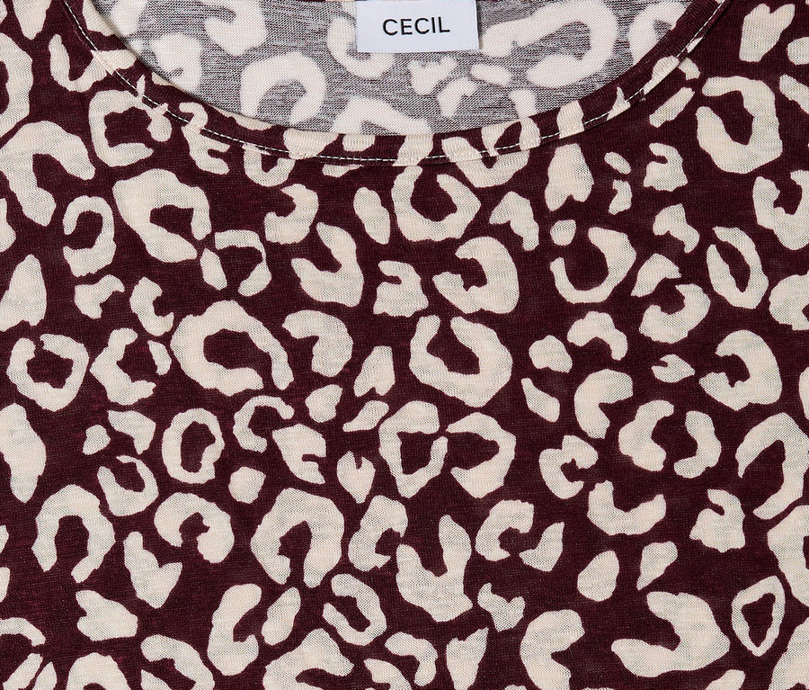 CECIL rövid ujjú felső bordó színben, bézs leopárdmintával. A nyakkivágásnál látható a „CECIL” márkajelzés.