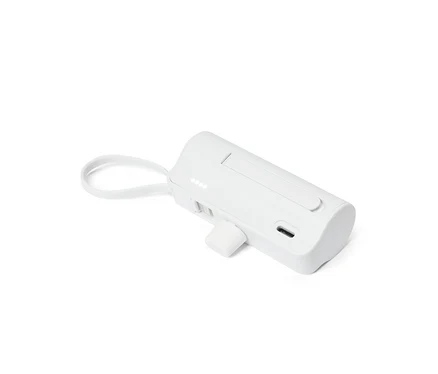 Egy fehér, téglalap alakú akkumulátorcsomag beépített USB-C porttal és hurokkal fekszik egy fehér háttéren.