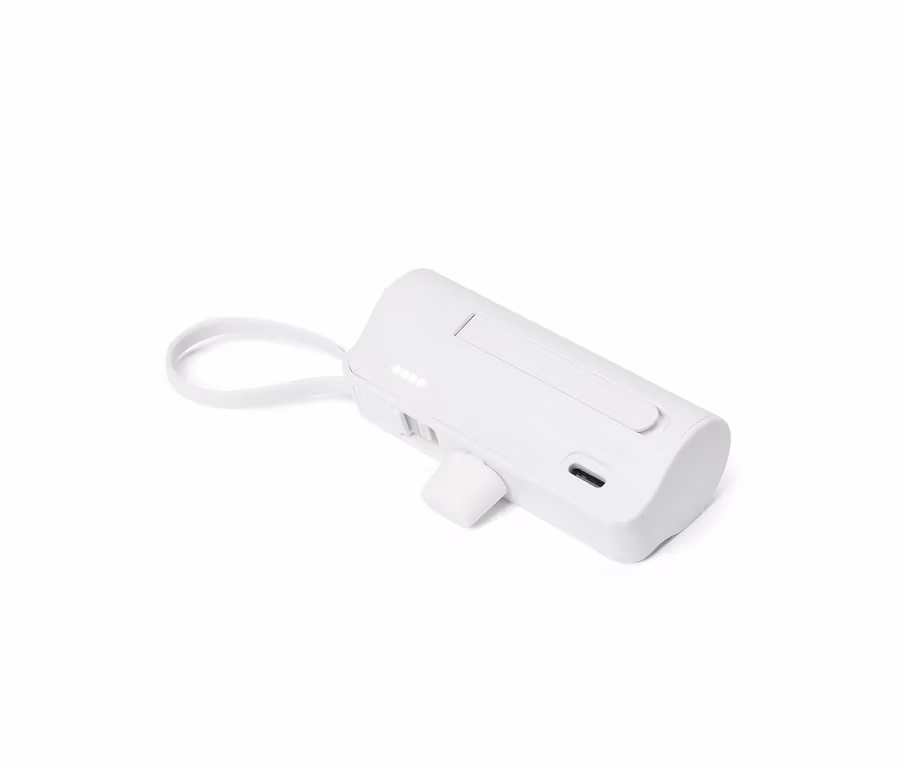 Egy fehér, téglalap alakú akkumulátorcsomag beépített USB-C porttal és hurokkal fekszik egy fehér háttéren.