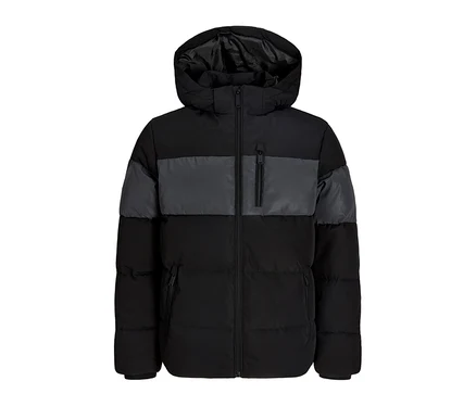 Jack&Jones fényvisszaverő pufikabát: Fekete pufikabát szürke vízszintes csíkkal a mellkason, szürke vállpanelekkel, kapucnival és cipzáras zsebekkel.