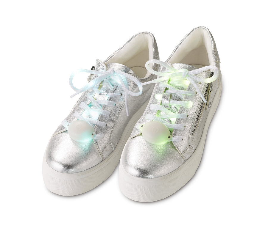 Ezüst színű tornacipők LED-es cipőfűzővel.
