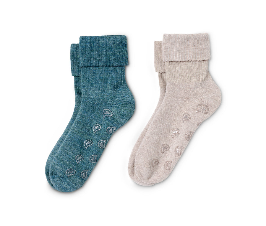 Két pár zokni csúszásgátlóval: egy pár kékeszöld és egy pár krémszínű.