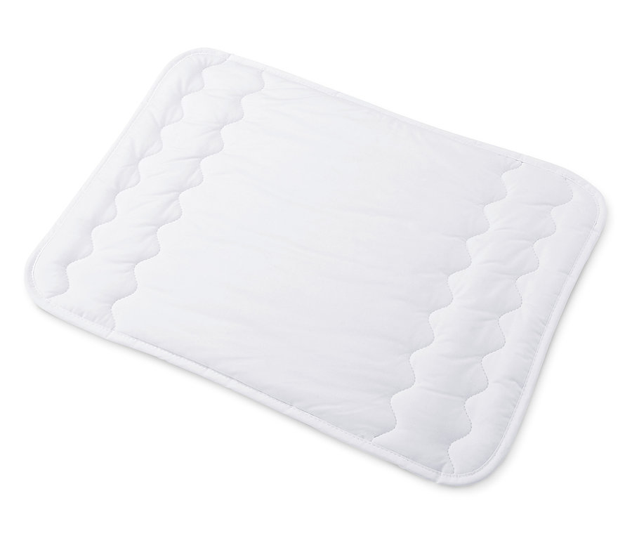 Egy fehér steppelt paplan- és párnaszett gyereknek.