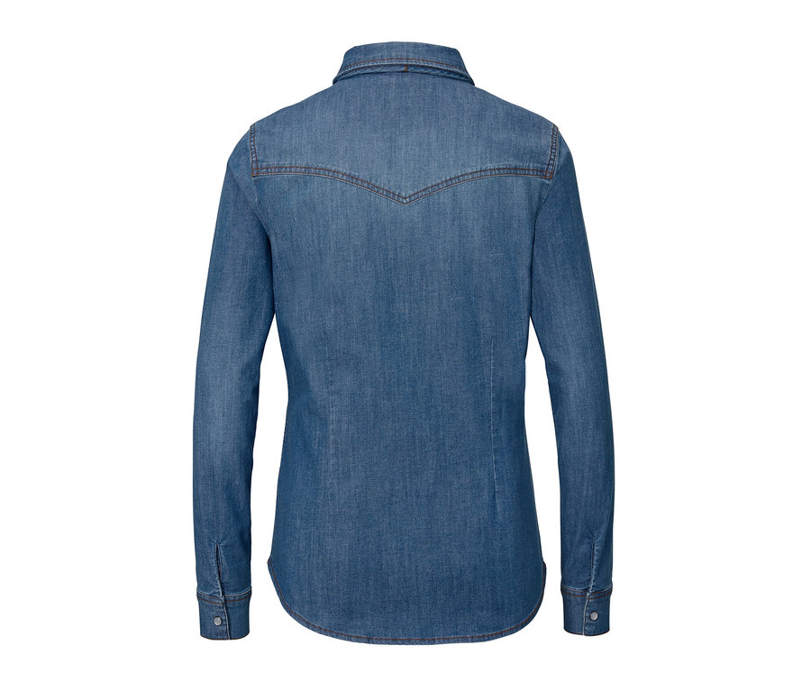 A kék női farmerblúz hátulnézete.