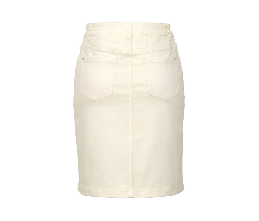 Egy krémszínű farmer szoknya hátsó nézetének részlete.