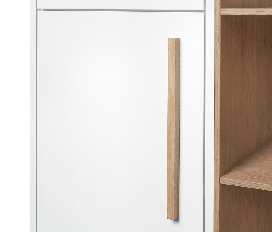 A fehér, kétszínű fürdőszobai szekrény részlete, fa polcokkal.