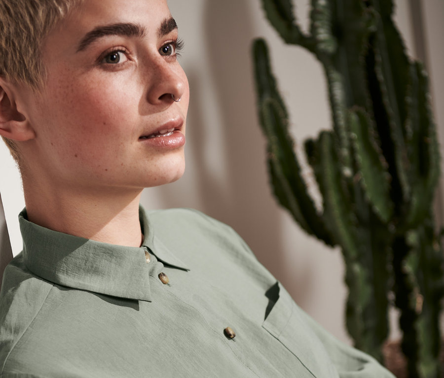 Rövid hajú nő női ingblúzban.