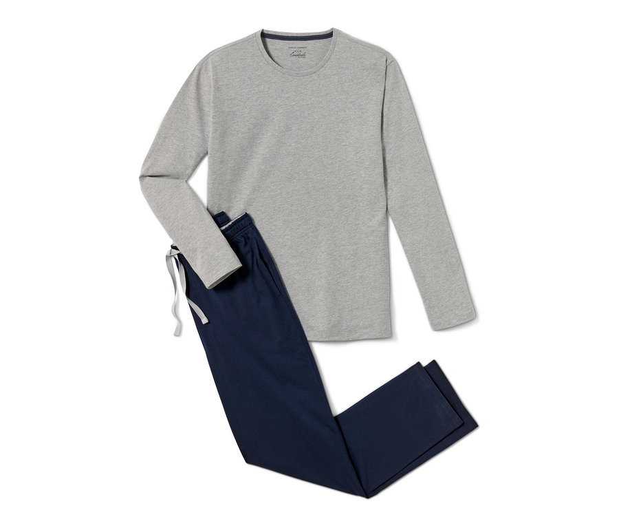 Egy szürke, hosszú ujjú hálóing és egy sötétkék hálóing nadrág egy 4 részes pizsama szettből egy fehér háttéren.