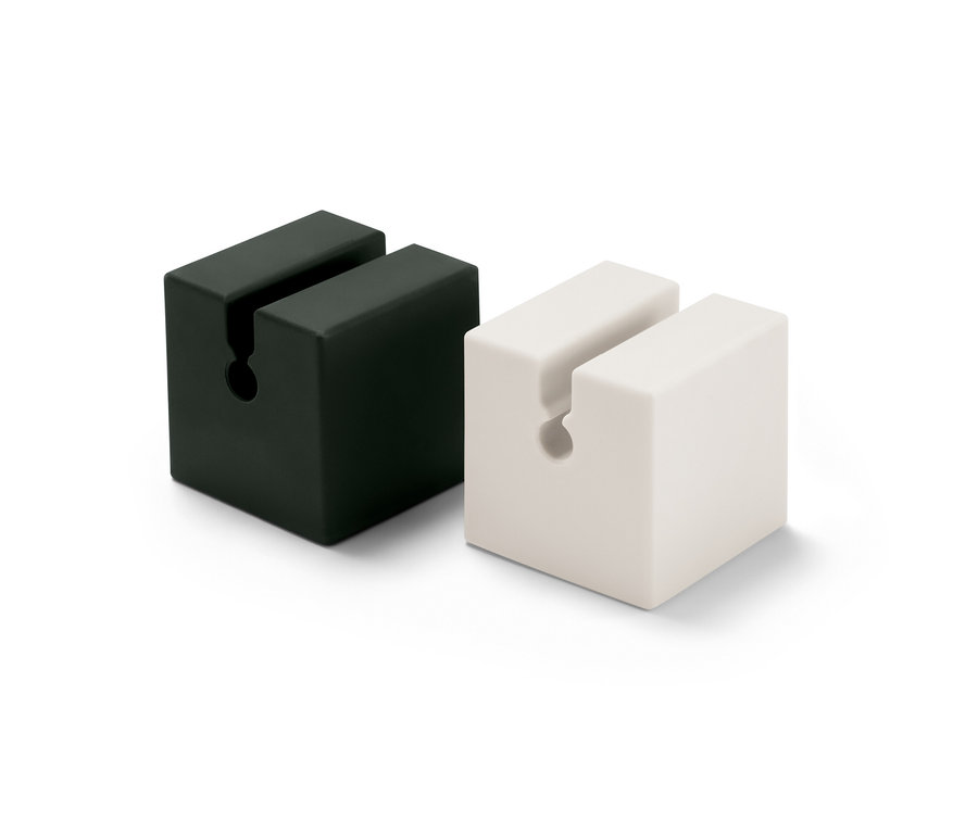 Két kábelrendszerező, 2 kábelrendszerezőből álló készlet, egy fekete és egy fehér, egymás mellett állnak.