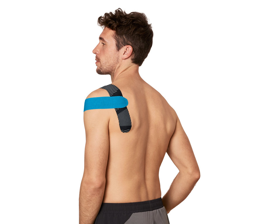 Férfi kineziológiai szalaggal, 2 db, a vállán és a hátán.