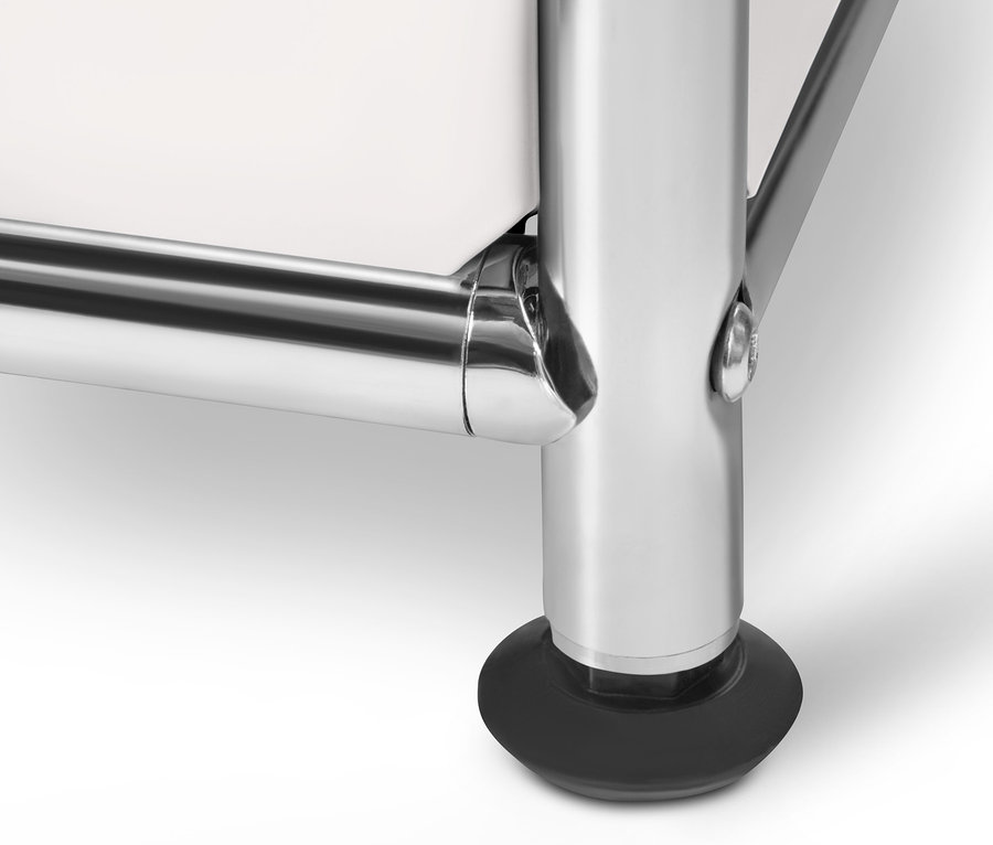 Egy fehér fém nyitott ruhásszekrény »CN3« részlete fekete lábbal.