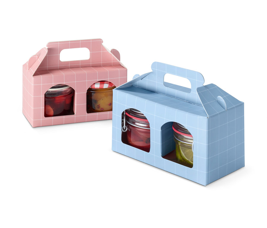 Két 6 ajándékcsomagolás mini befőttesüveghez szettben, egy rózsaszín és egy kék, mindegyikben két különböző tartalmú üveggel.