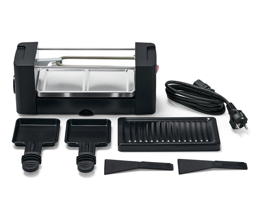 Fekete raclette grill két személyre serpenyőkkel, spatulákkal és grillel.