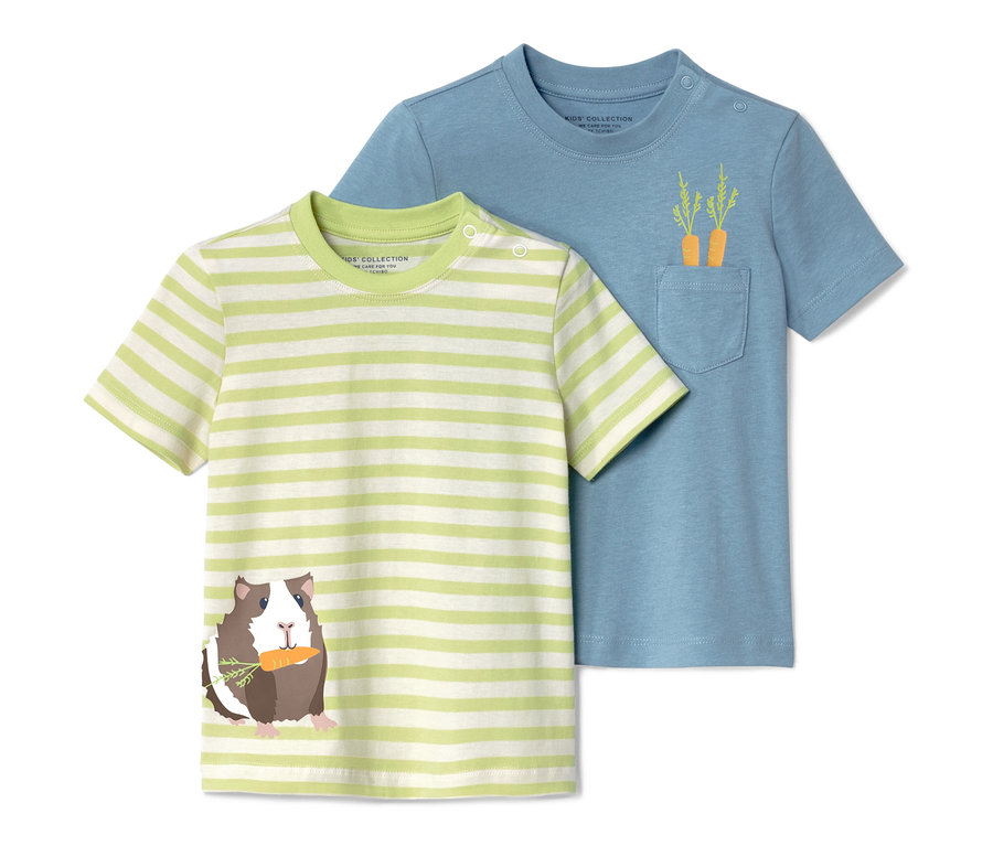 Két kisgyerek póló: egy csíkos, tengerimalaccal, aki répát tart, és egy kék, zsebében répákkal.