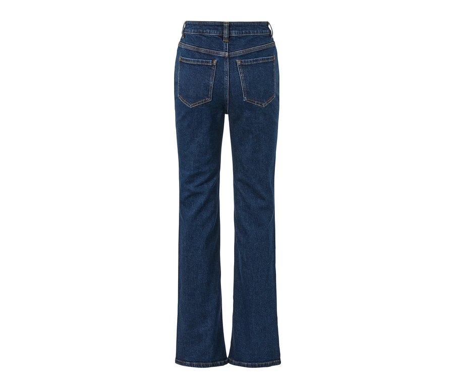 Hátulnézet egy sötétkék, Lou fazonú bootcut farmernadrágról.