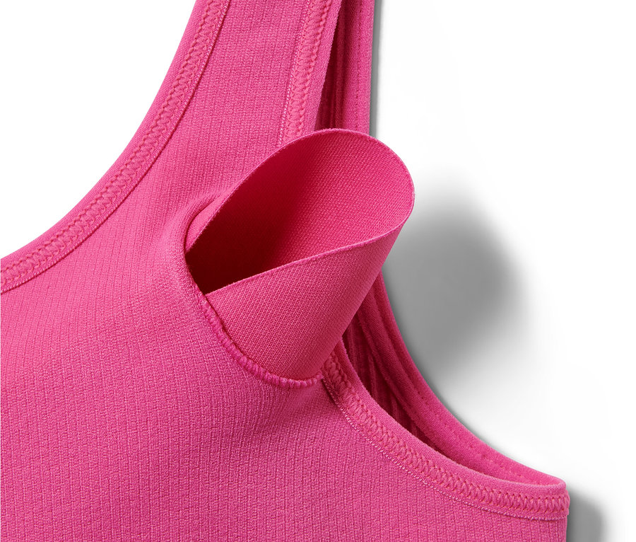 Részlet egy rózsaszín női bustier sportmelltartóról.
