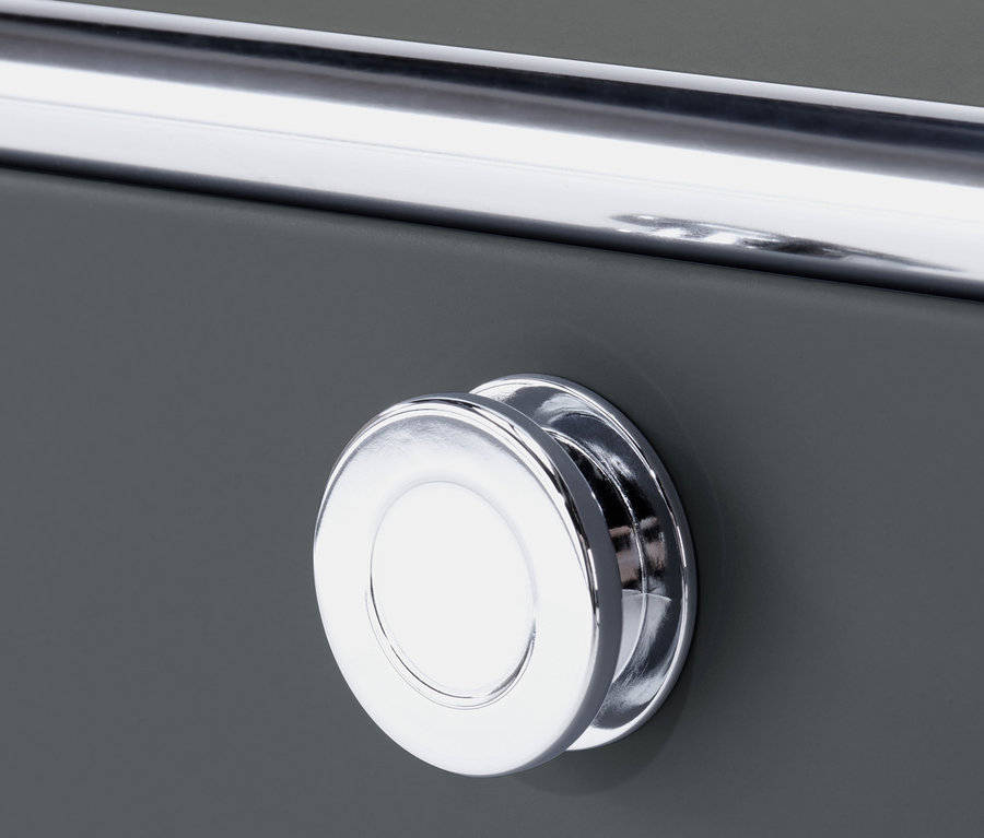 A szürke »CN3« komód részlete krómozott fogantyúval és kerek gombbal.