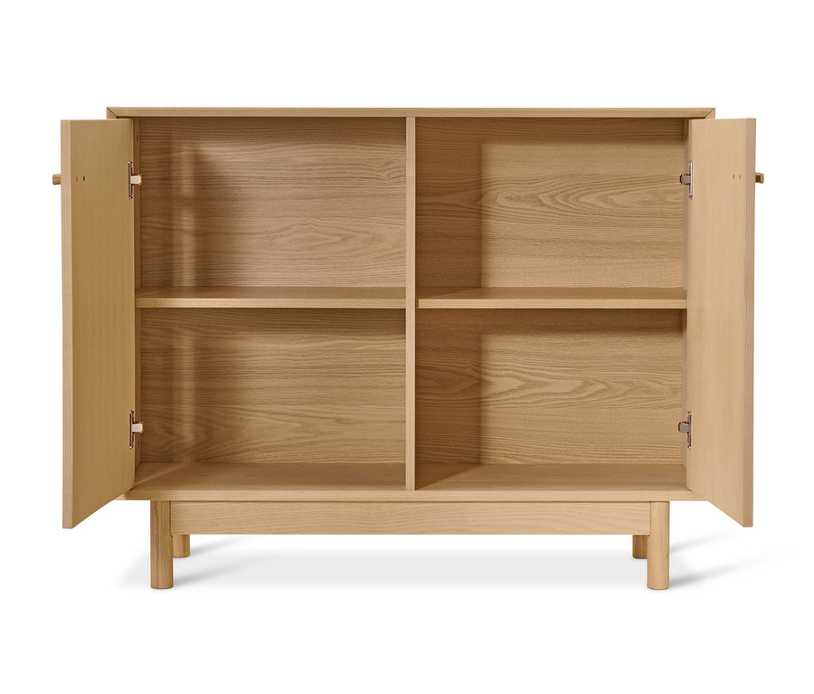 Kőris komód nyitott ajtókkal.