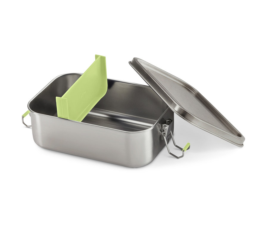 Egy nyitott, rozsdamentes acél ételhordó doboz zöld rekeszekkel és tetővel.