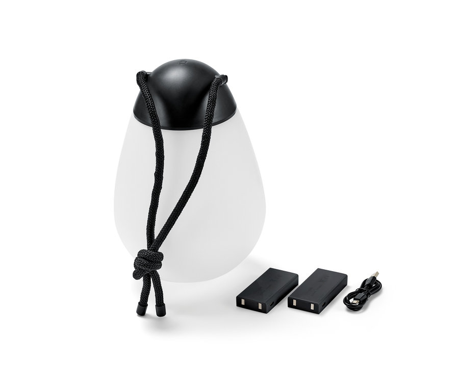 Egy LED-es akkus lámpa további pótakkumulátorral, két akkumulátor és egy USB-kábel fekszik a lámpa mellett.