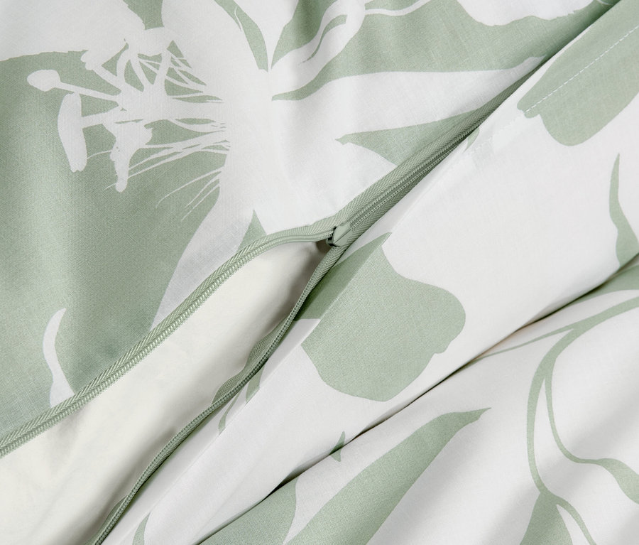 Virágos, renforcé ágynemű részlete cipzárral.