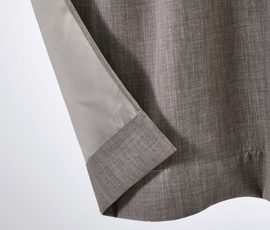 Szürke, 2 darabos sötétítőfüggöny közelről.