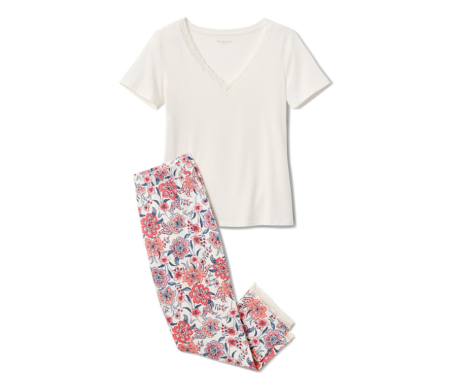 Fehér rövid ujjú pizsama virágmintás nadrággal.