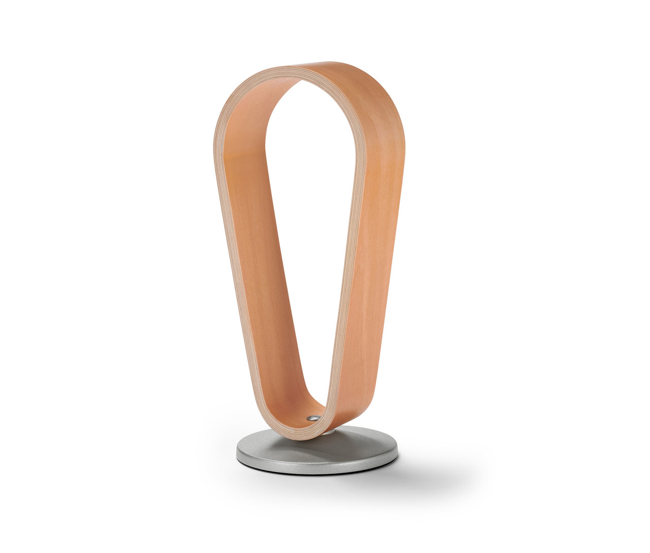 Egy világos fa fejhallgató tartó állvány egy kerek, ezüst színű talppal.