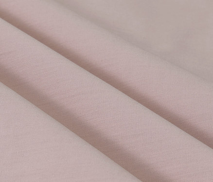 Közeli kép a rózsaszín, normál és extra méretű perkál ágynemű ráncairól.