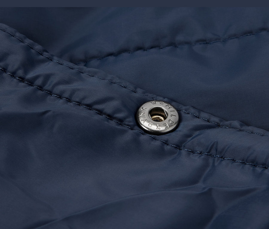 Közeli kép egy sötétkék Könnyű takaró utazáshoz patenttal.