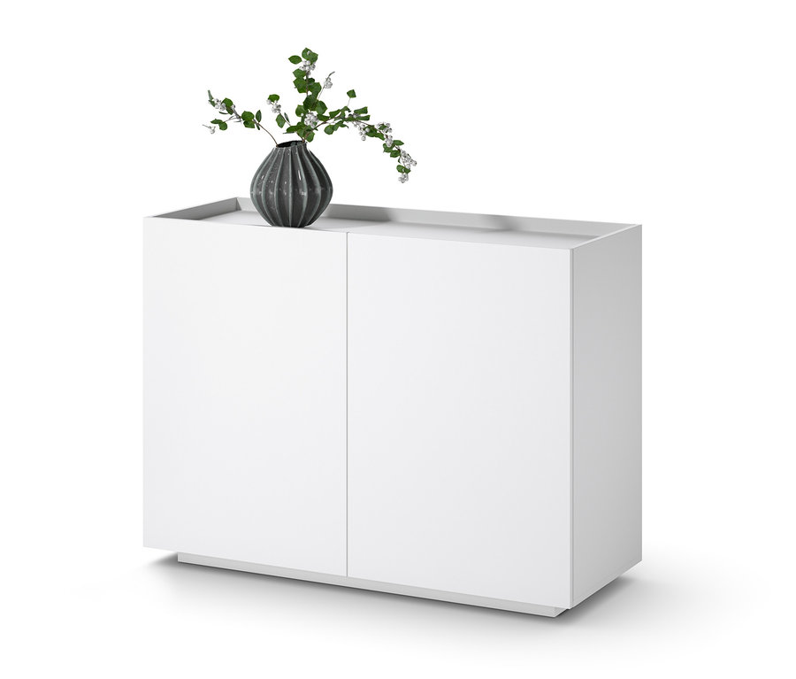 Egy fehér szekrény két ajtóval és egy vázával a tetején.