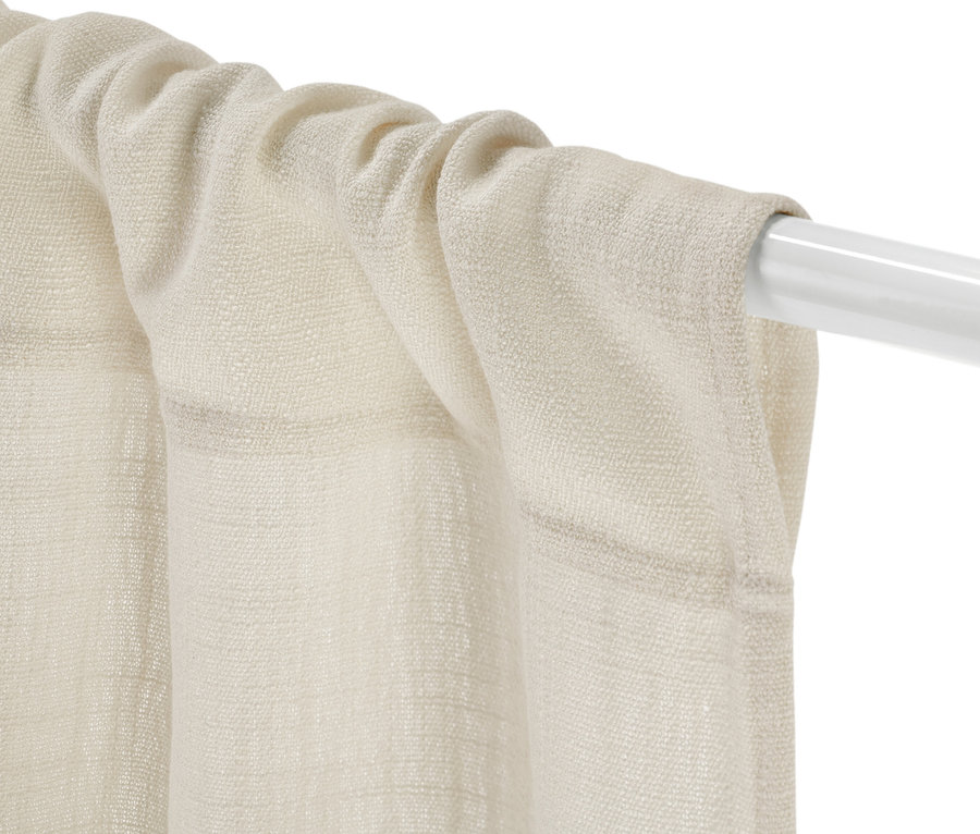 Közelkép 2 függönyről egy fehér rúdon.
