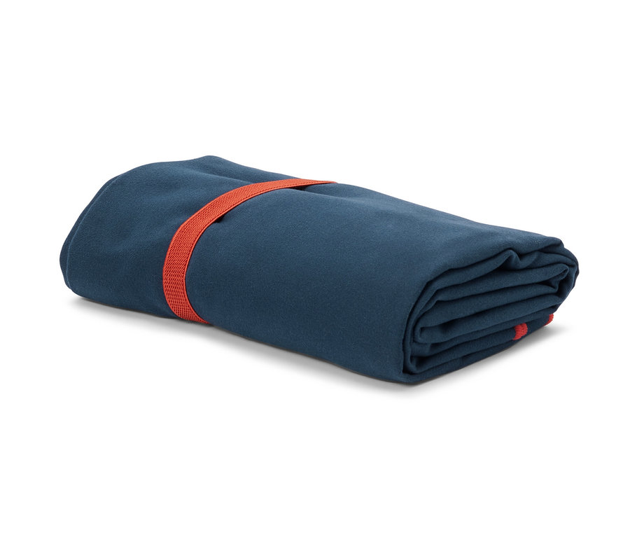 Összetekert kültéri törölköző, kb. 100 x 180 cm, narancssárga pánttal átkötve.