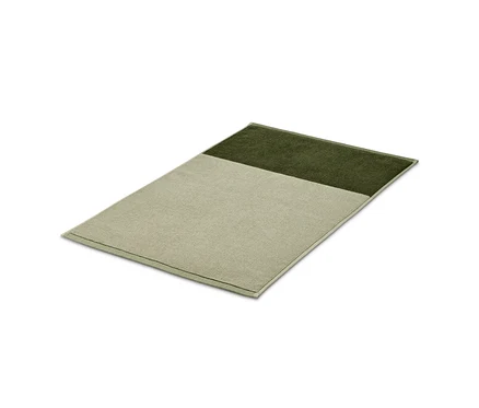 Kiváló minőségű jacquard fürdőszobaszőnyeg, szürkészöld-mohazöld, fehér háttéren.