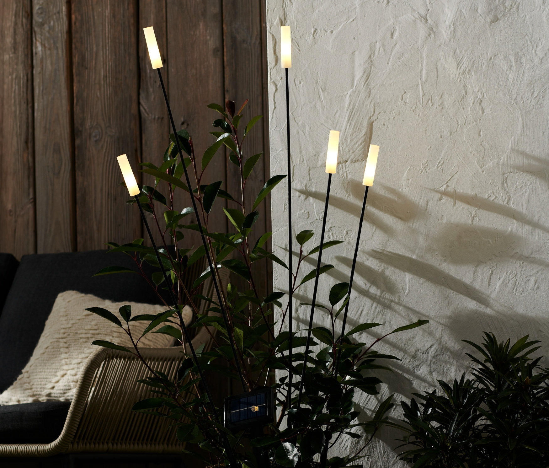 Egy vesszőkosár növényekkel és 5 db LED-es kültéri oszloppal.