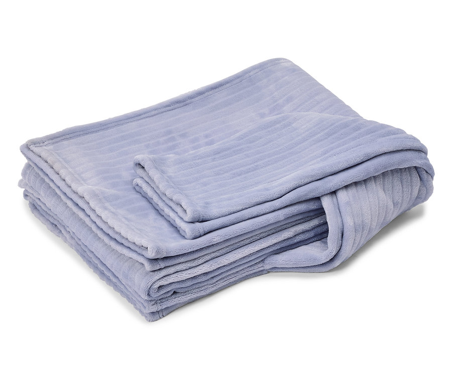 Egy összehajtott, világos lila, bordázott textúrájú takaró fehér háttérrel.