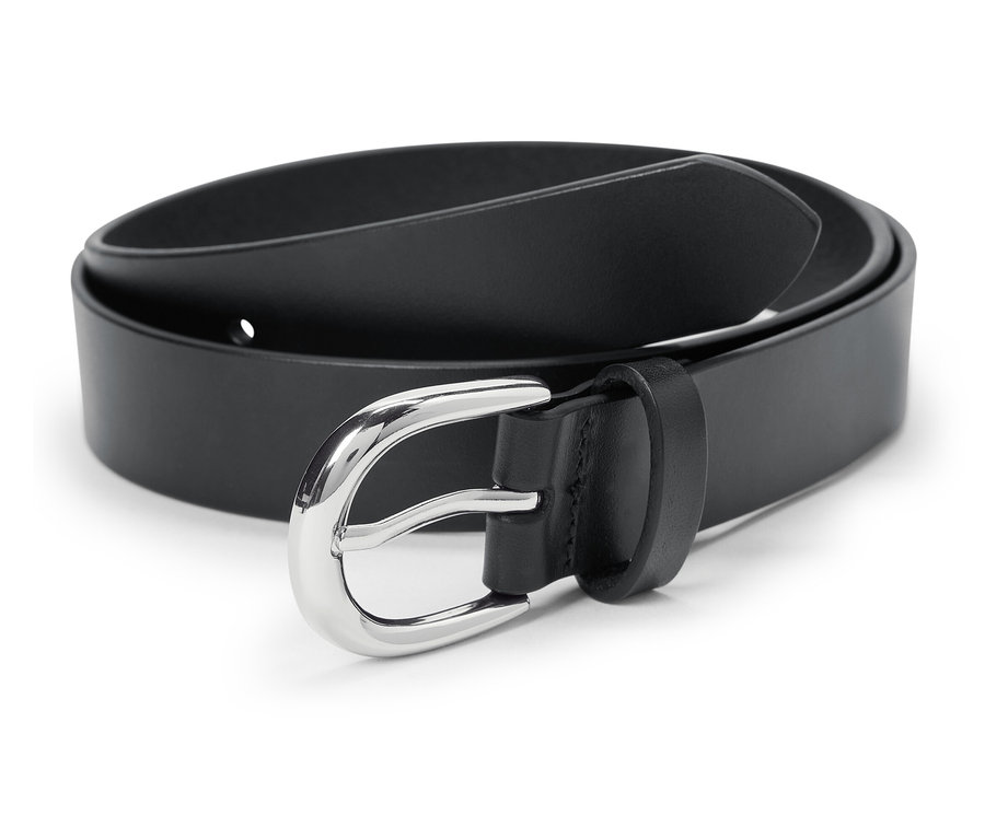 Egy feltekert fekete bőröv ezüst csattal.