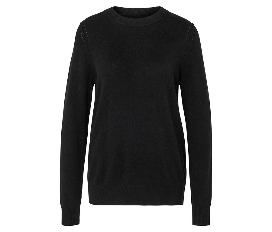 Fekete kötött pulóver hosszú ujjakkal.