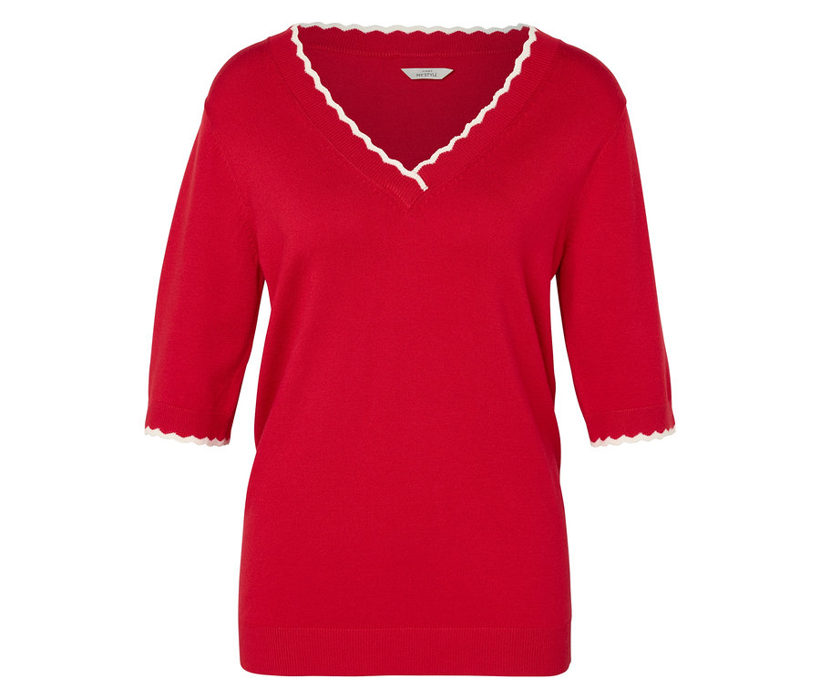 Piros, háromnegyedes ujjú pulóver fehér díszszegéllyel a nyakánál és az ujjánál.