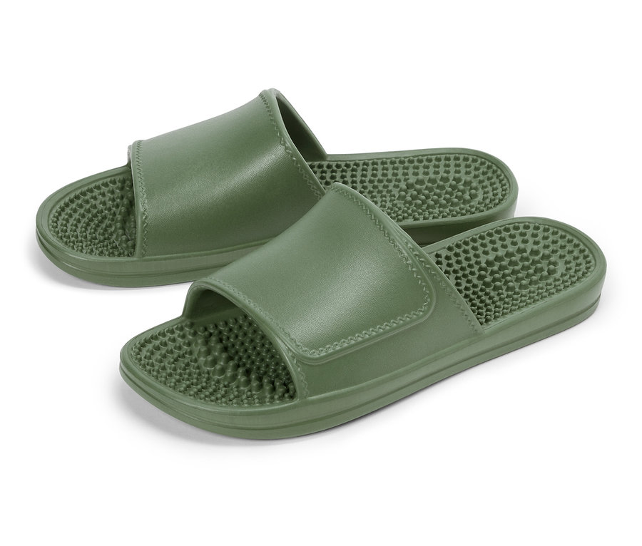 Két olívazöld masszázsszandál fekszik egy fehér háttéren.