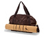 Egy zebra mintás barna sporttáska tart egy feltekert parafadugó jógaszőnyeget.