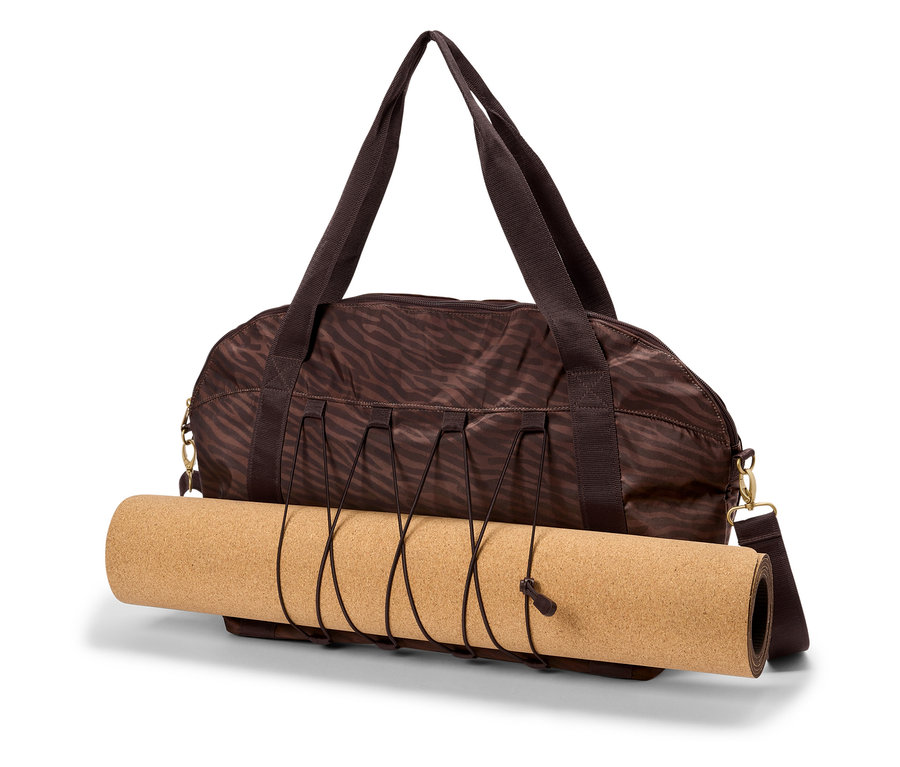 Egy zebra mintás barna sporttáska tart egy feltekert parafadugó jógaszőnyeget.