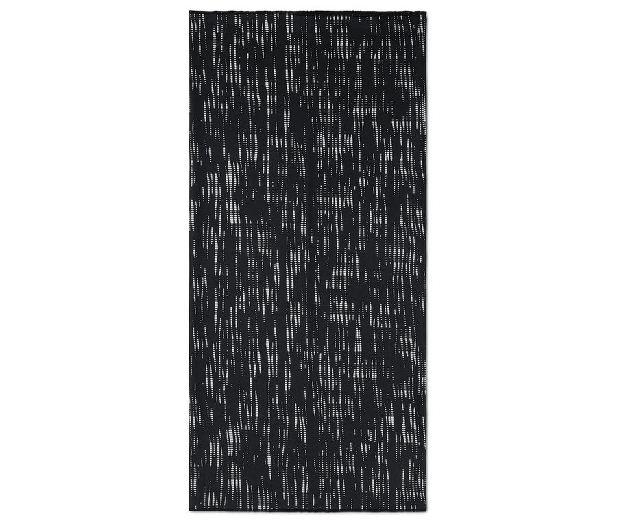 Fekete törölköző fehér mintával.