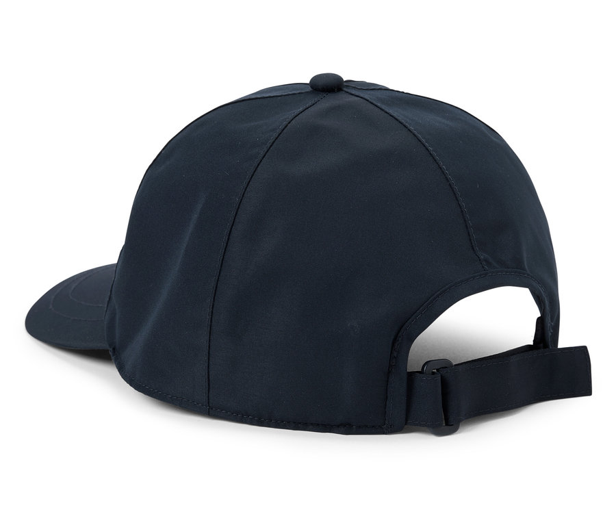 Egy sötétkék baseball sapka hátuljának részlete állítható pánttal.