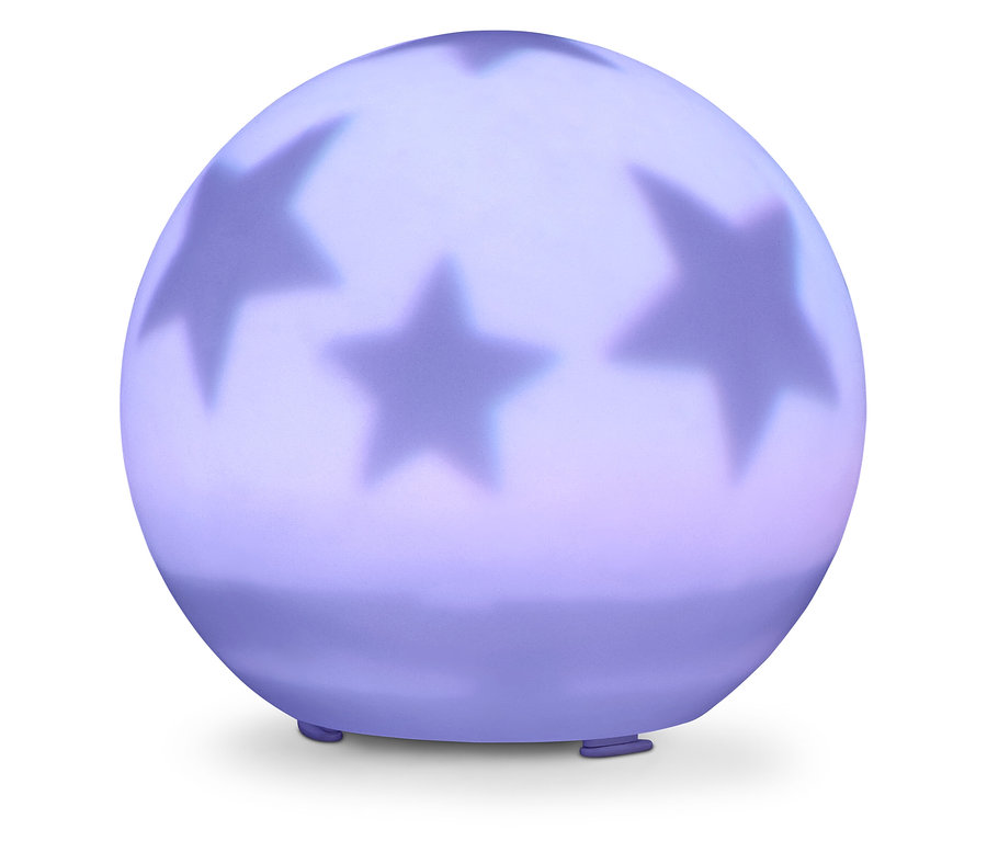 Gömb alakú éjszakai fény csillagokkal, kis lábakon áll.