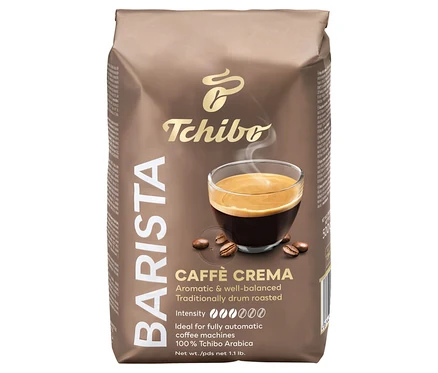 Egy csomag Tchibo Barista Caffé Crema 500g szemes kávé egy csésze kávéval és kávészemekkel.