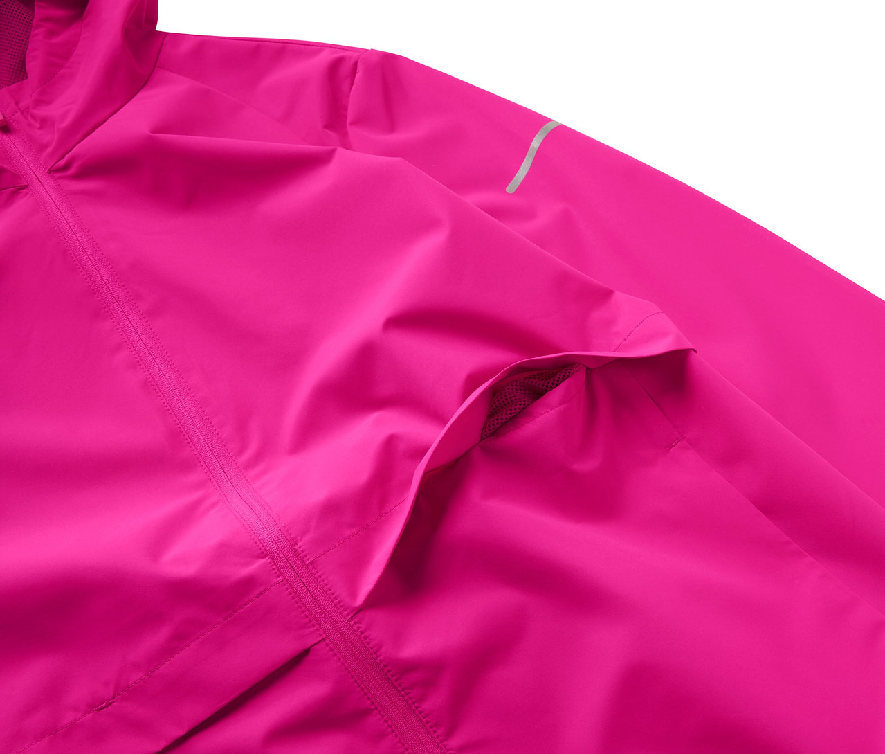 Egy rózsaszín, kapucnis kabát részlete, zsebbel.