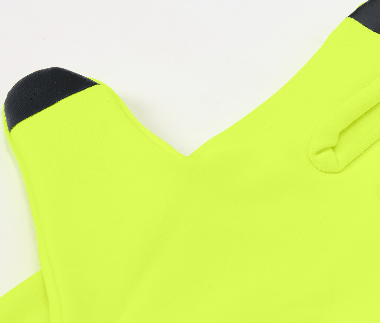 Közelkép egy narancssárga futókesztyűről.