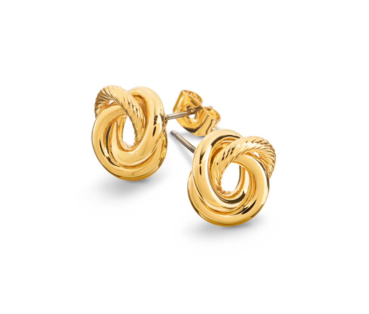 Két arany csomó alakú fülbevaló részlete fehér háttéren.